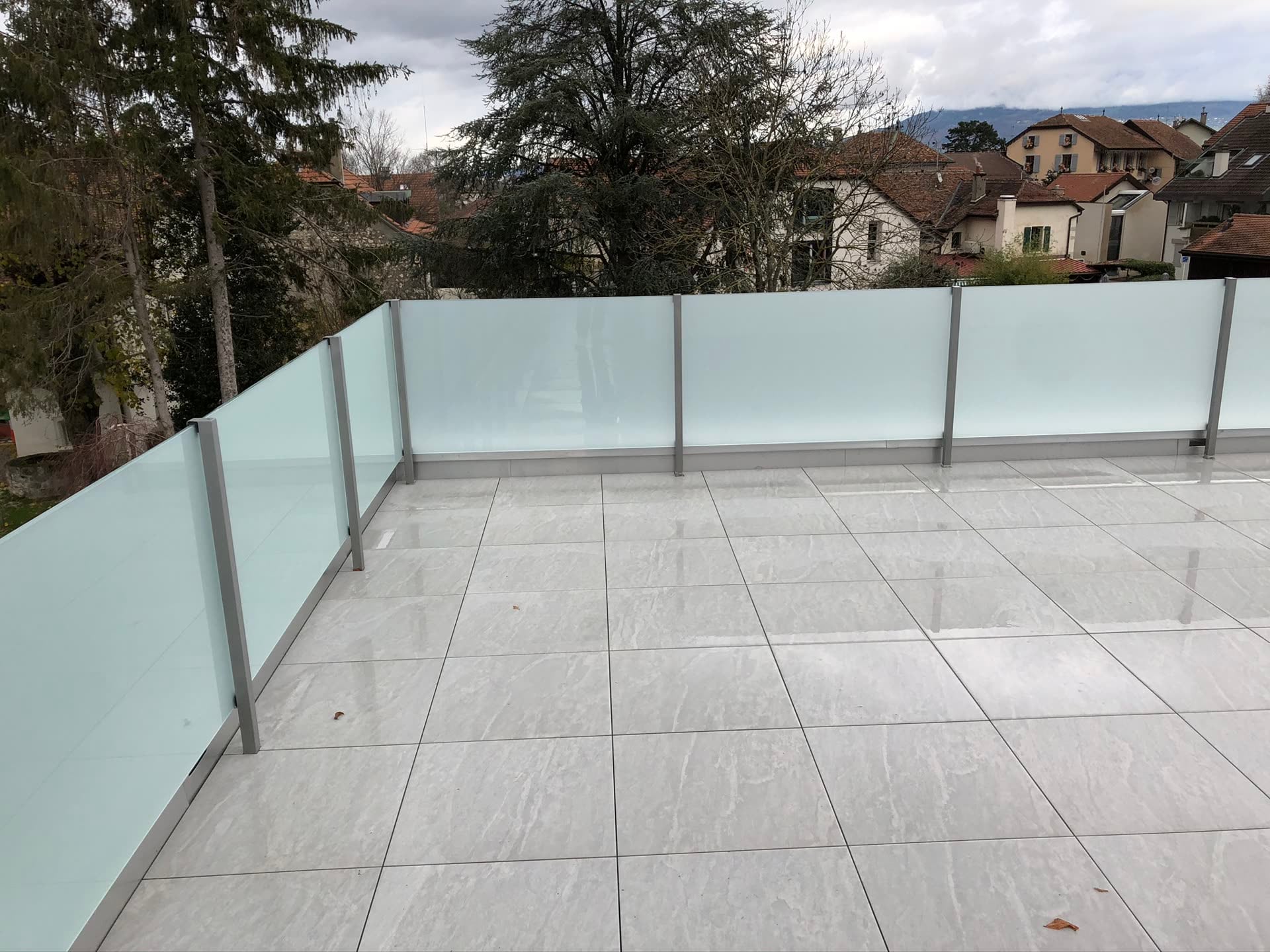 Terrasse d’attique ceinte d’un garde-corps en verre dépoli entre montants aluminium — Sous-Balme, Veyrier (GE)