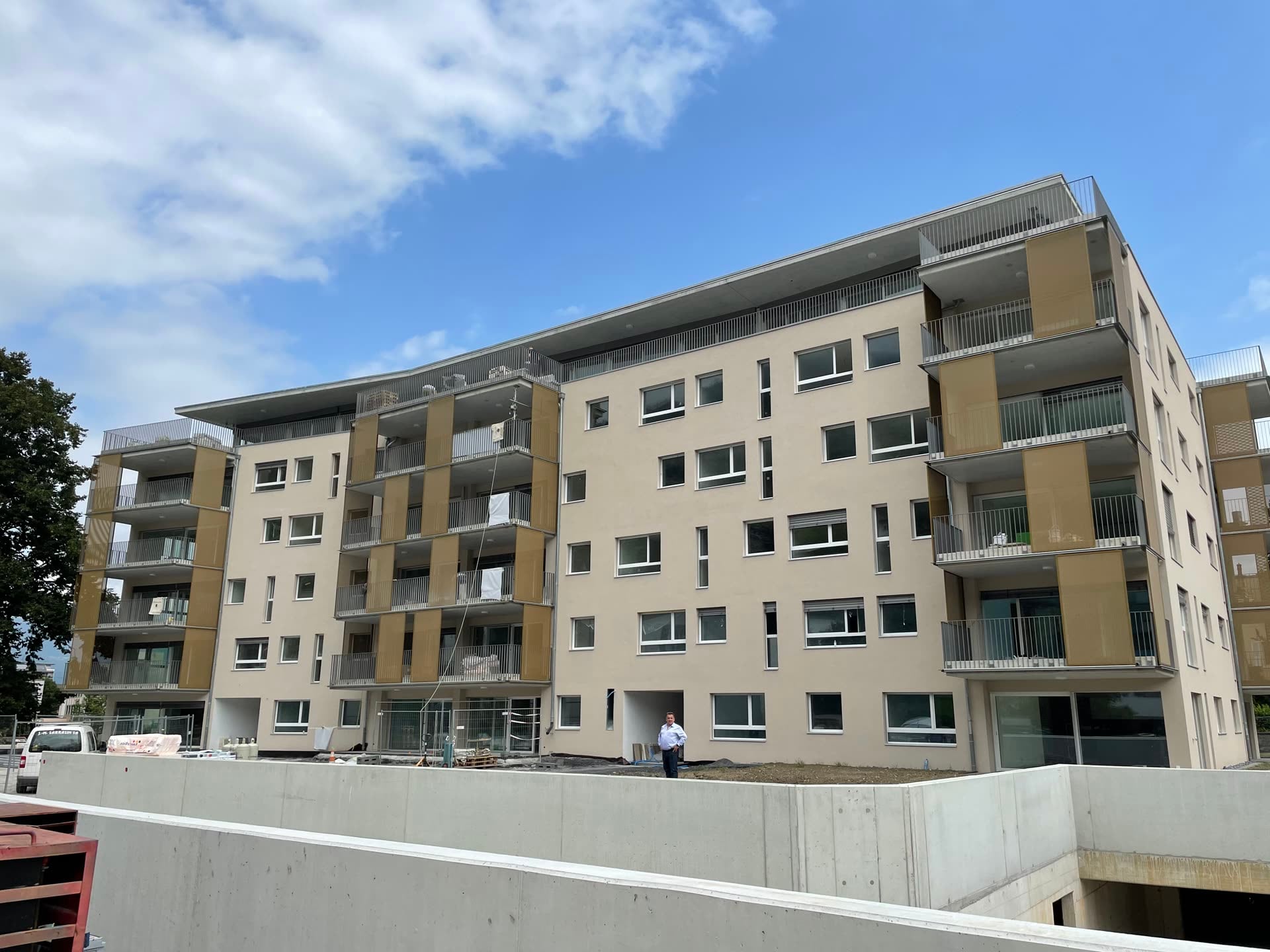 Immeuble de cinq niveaux, balcons à panneaux ocre et garde-corps — Crochetan, Monthey (VS)