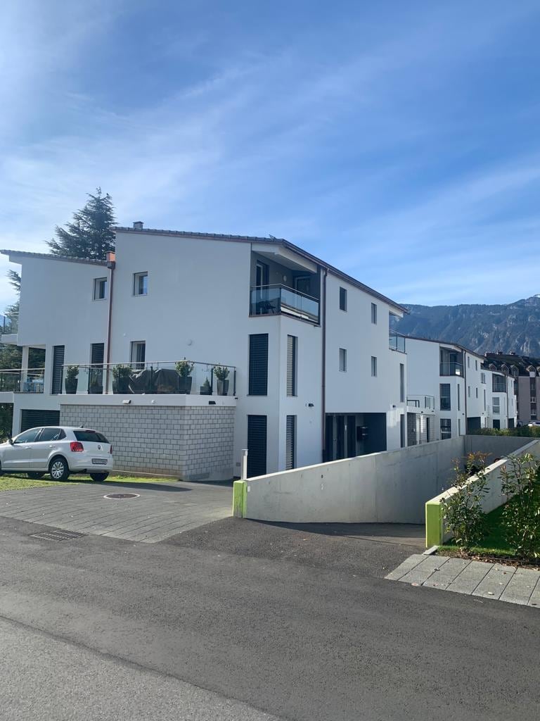 Immeuble blanc, balcons à garde-corps vitrés — Charmettes, Aigle (VD)