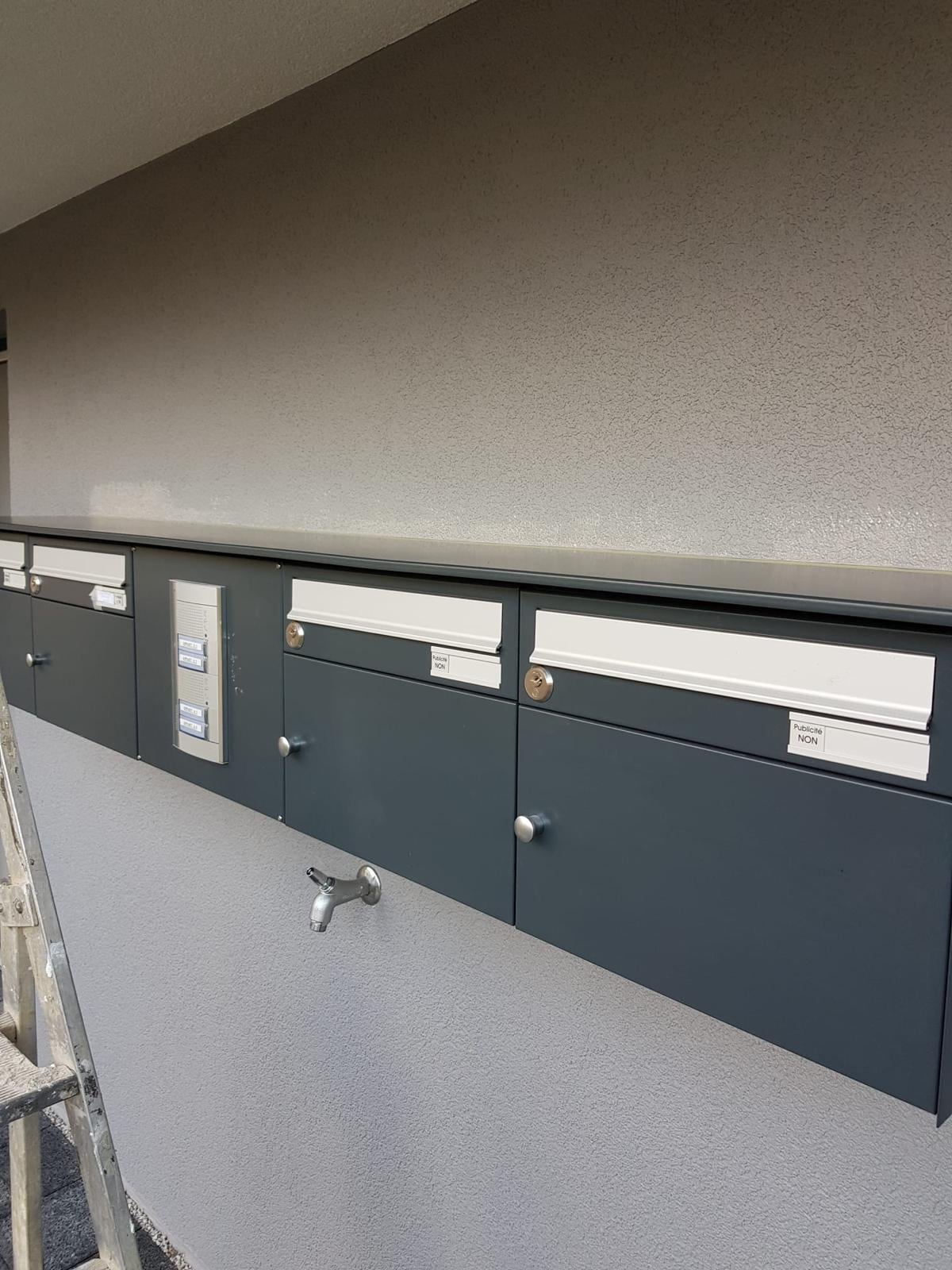 Bloc de boîtes aux lettres anthracite encastré dans un mur — Charmettes, Aigle (VD)