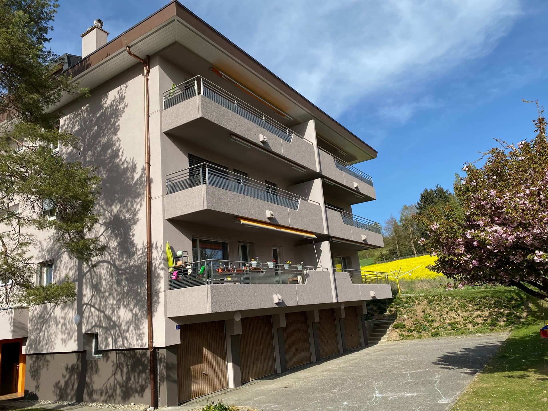 Immeuble de trois quarts avec balcons et garages — Etangs 1 & 2, Penthalaz (VD)