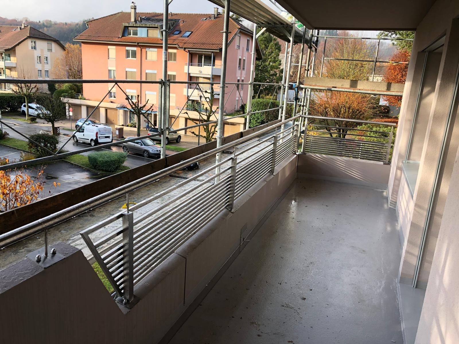 Balcon sous échafaudage : garde-corps métallique à lisses horizontales — Etangs 1 & 2, Penthalaz (VD)