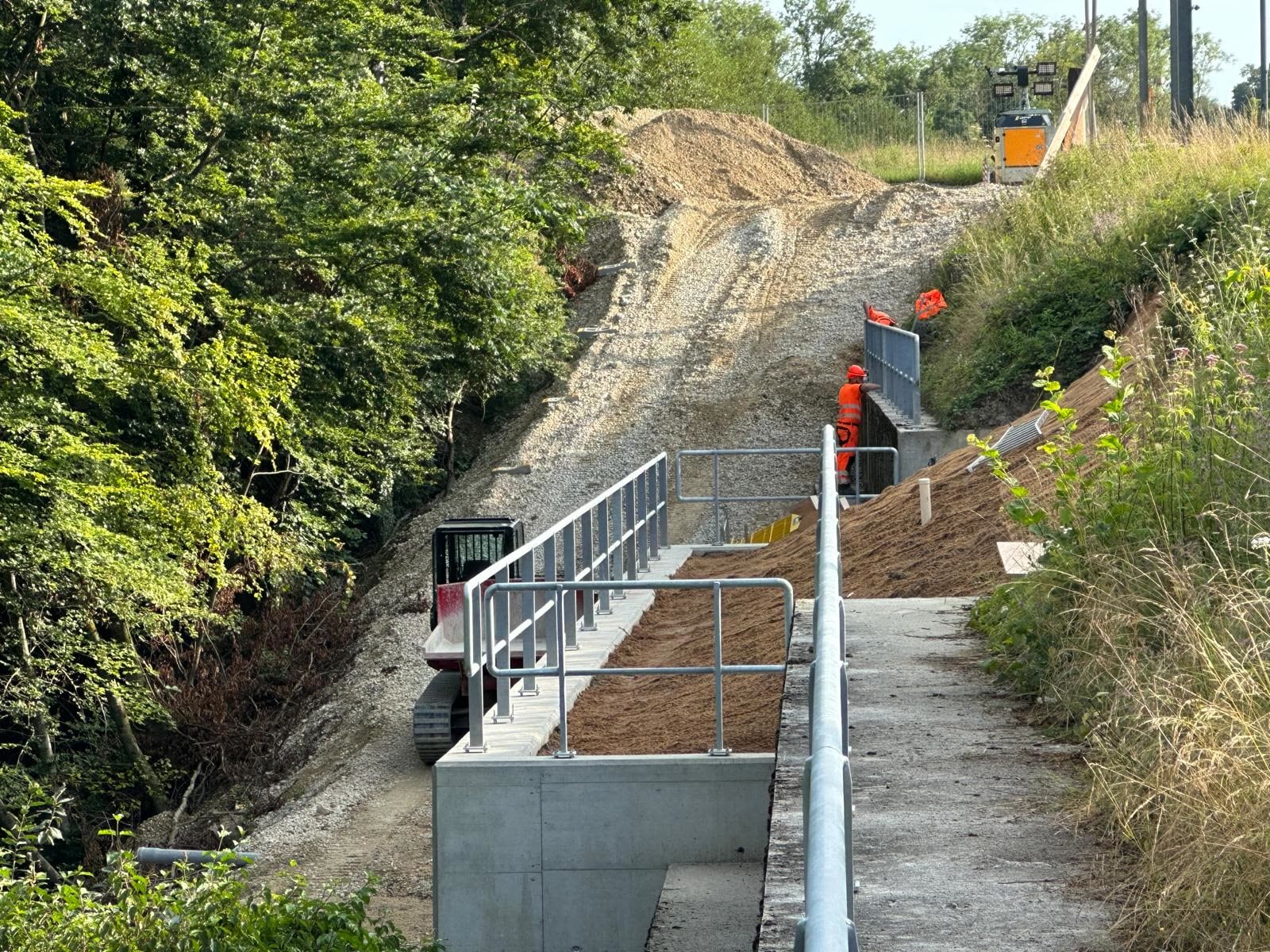 Escalier de talus bordé de garde-corps en tube galvanisé — CFF, Montagny (FR)