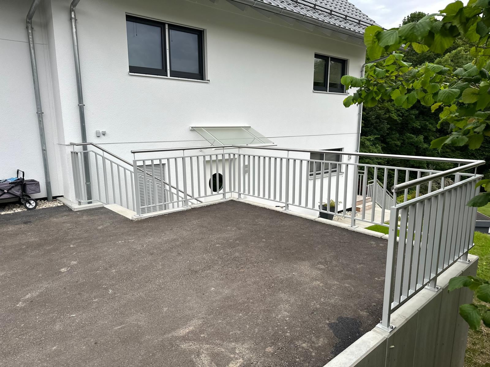 Terrasse ceinte de garde-corps à barreaux verticaux — Lignolets, Nyon (VD)