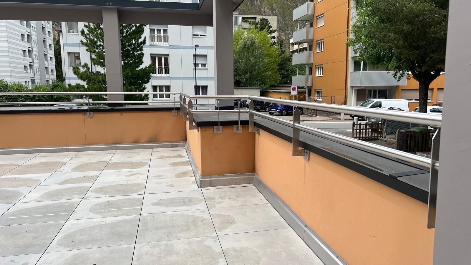 Angle de terrasse : main courante inox sur consoles au-dessus du parapet — Epineys, Martigny (VS)