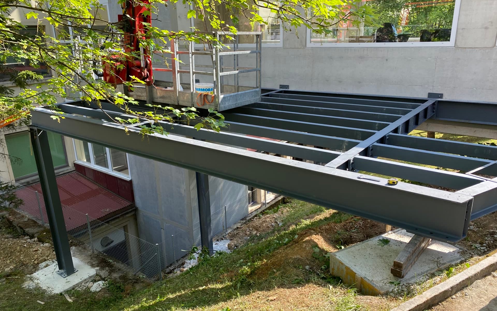 Ossature en poutrelles d’acier sur poteaux et semelles béton — Rue des Roches, Saint-Imier (BE)