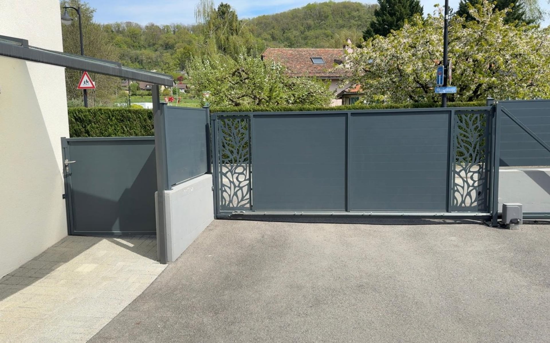 Portail à panneaux ajourés à motif végétal et portillon — Eclepens (VD)